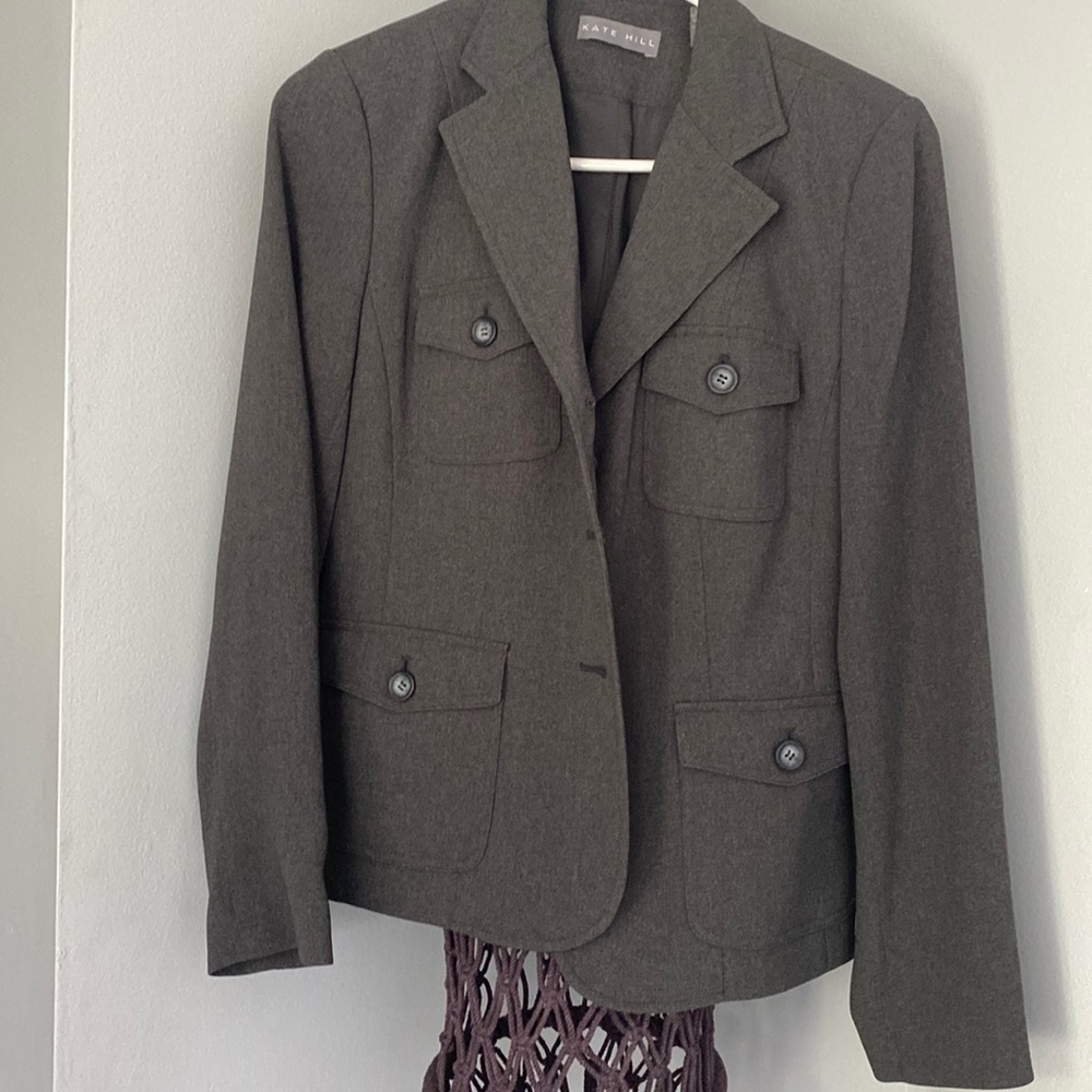 Kate Hill blazer size 4🍍
Pit to pit 19”
Length 24”
CR173